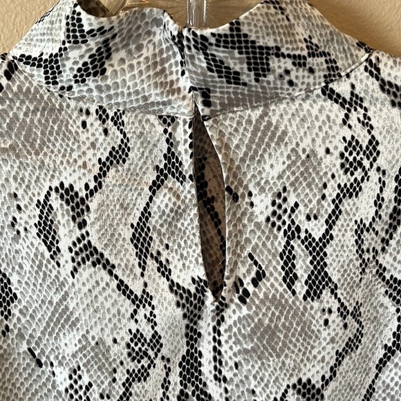 EXPRESS Snake Print Crop Long Sleeve Blouse Women’s S/P - Picture 5 of 7